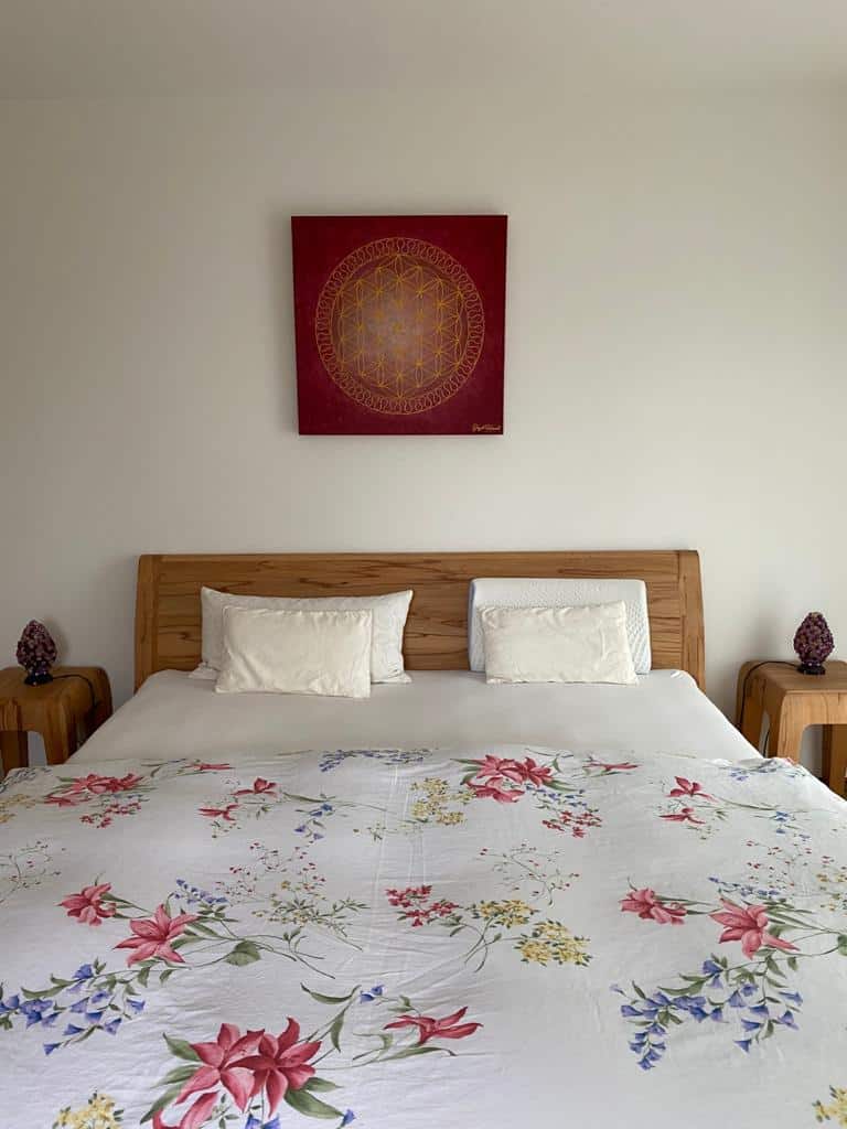 Blume des Lebens in Rot und Gold als Auftragsmalerei im Schlafzimmer Blume des Lebens in Rot und Gold als Auftragsmalerei im Schlafzimmer