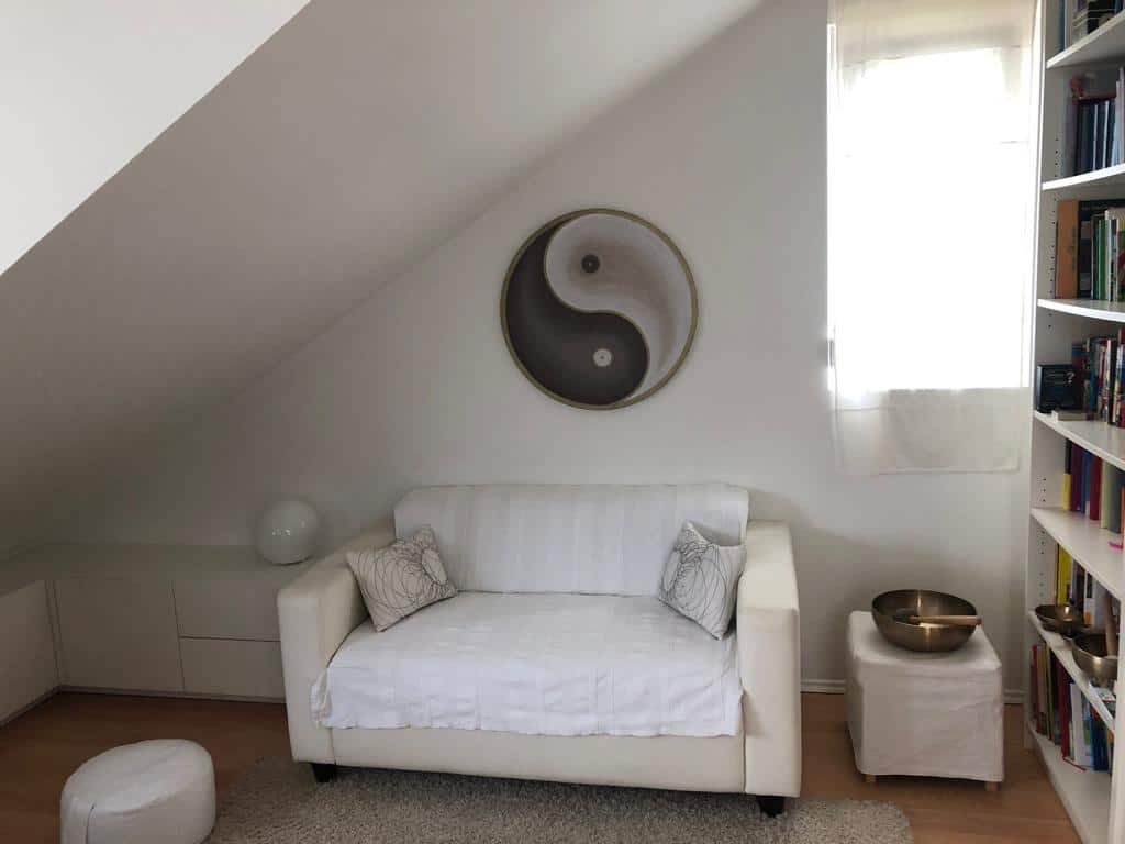 Handgemaltes Yin Yang Bild über dem Sofa Handgemaltes Yin Yang Bild über dem Sofa